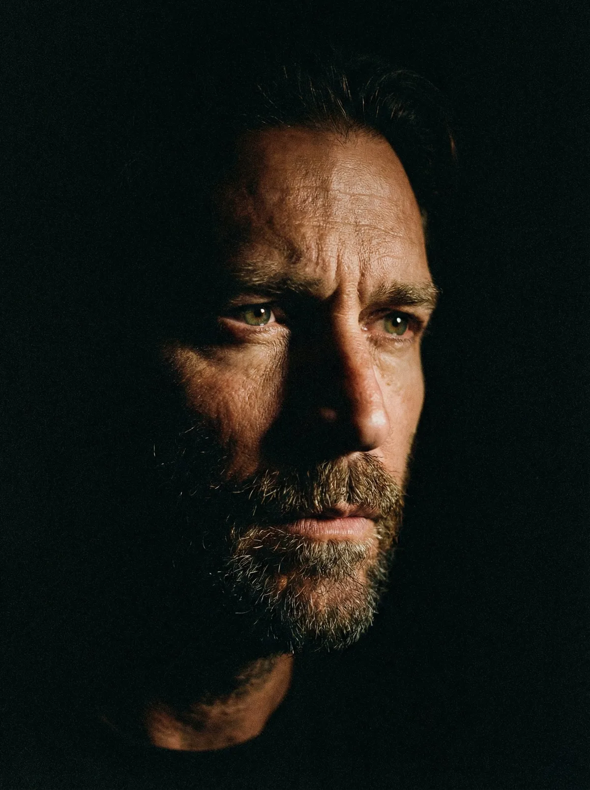 Портрет в темном фоне