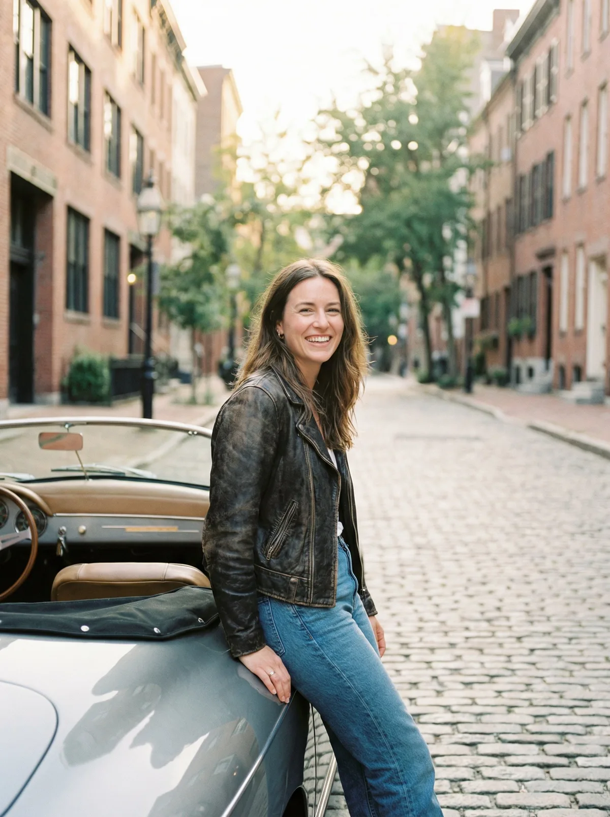 Женщина позирует у кабриолета в городском районе