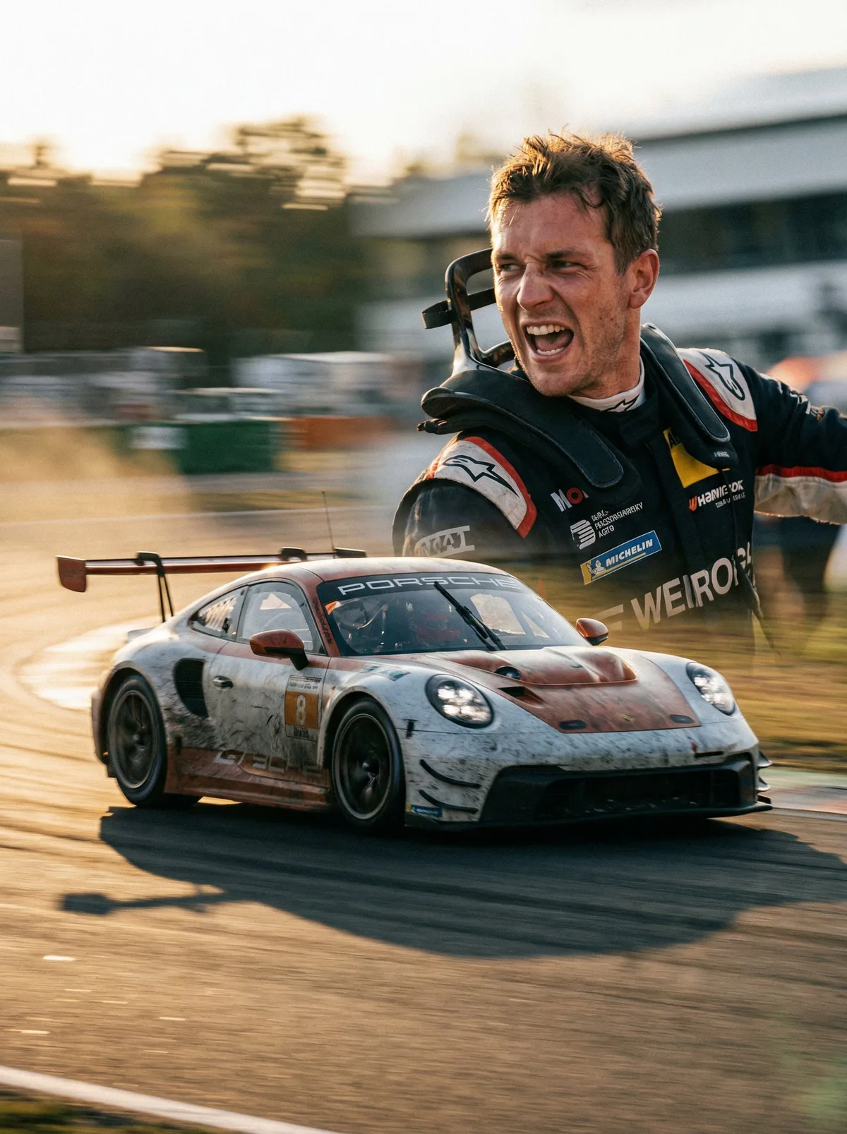 Мужчина на гоночной трассе рядом с автомобилем