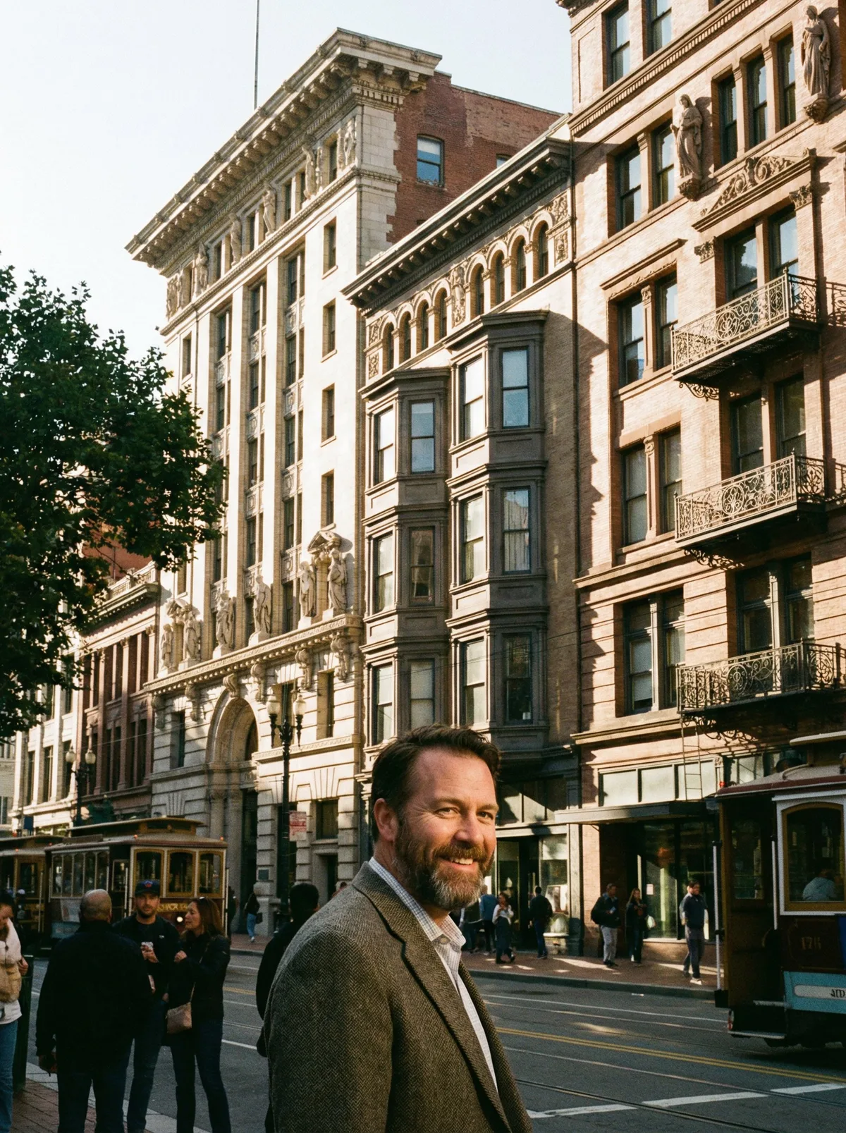 Мужчина на фоне городской архитектуры с деталями фасадов