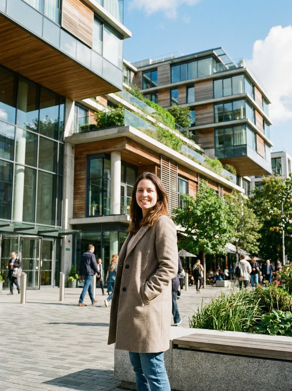 Женщина на фоне современного жилого комплекса