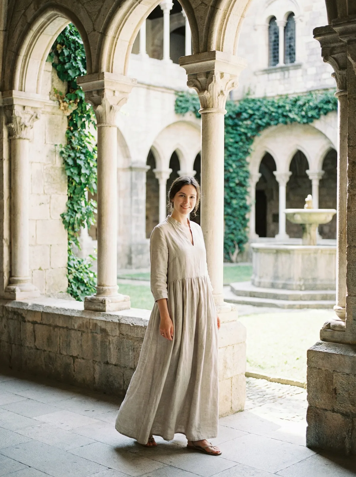 Девушка на фоне архитектуры с колоннами и арками