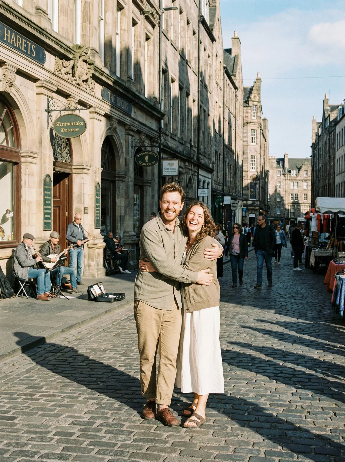 Пара на улице с историческими зданиями