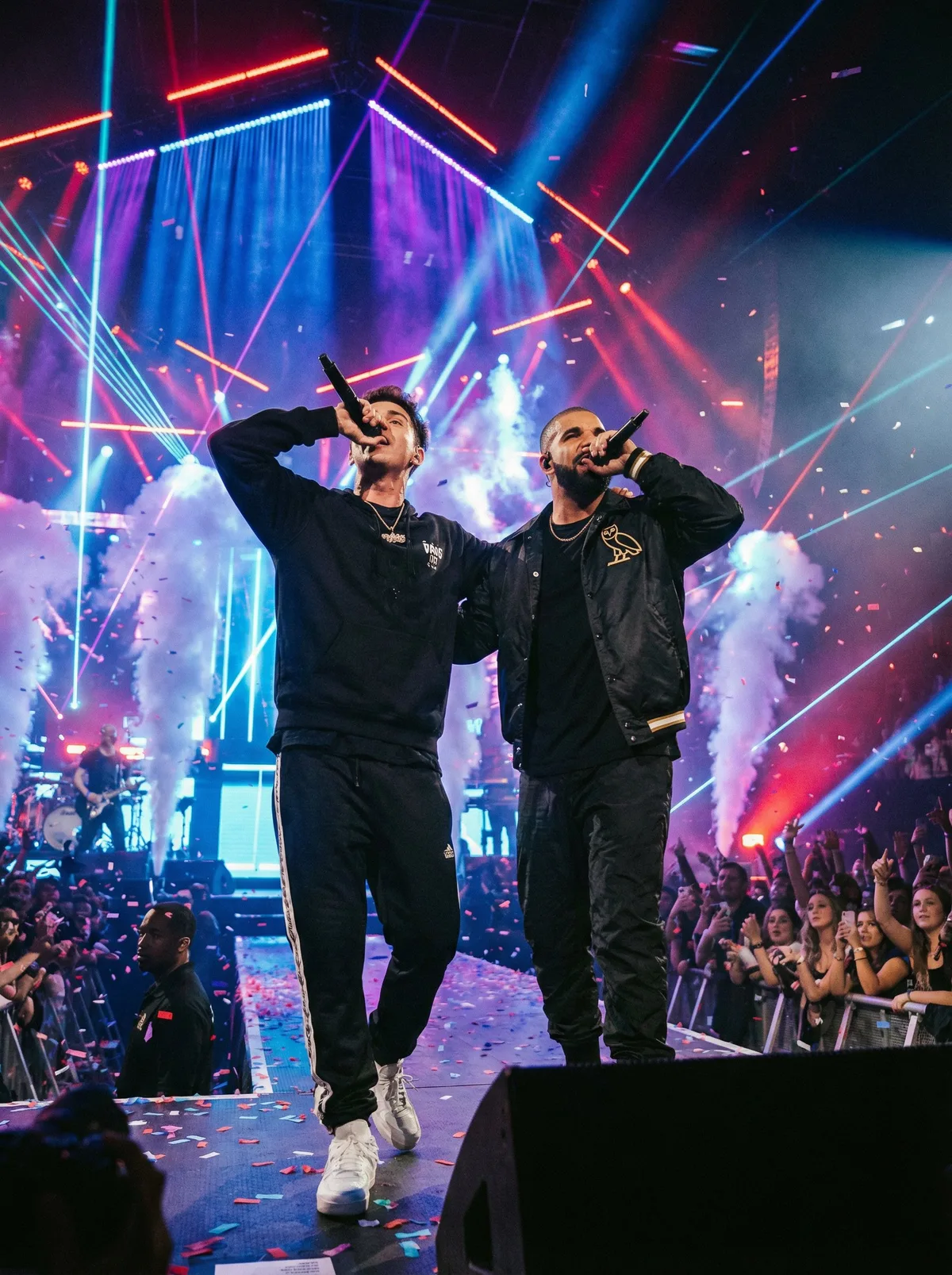 Парень на сцене с Drake