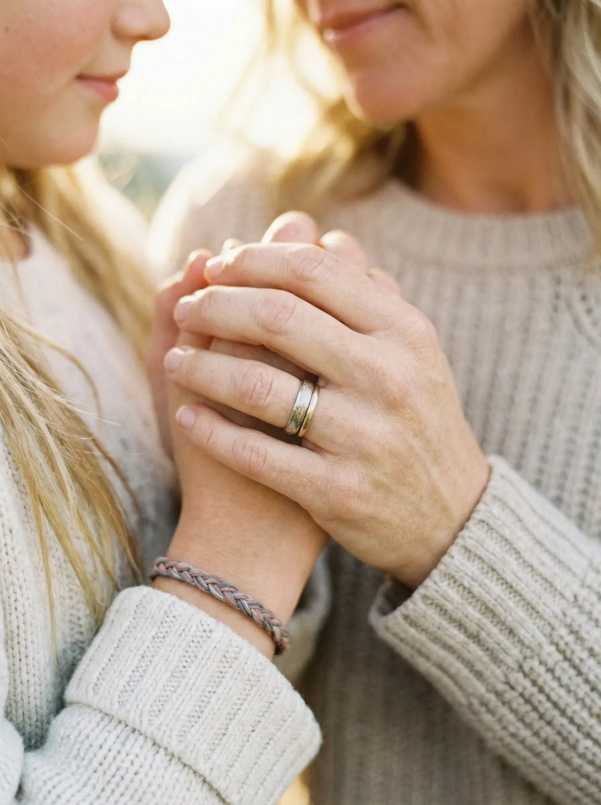 Мама и дочь держатся за руки