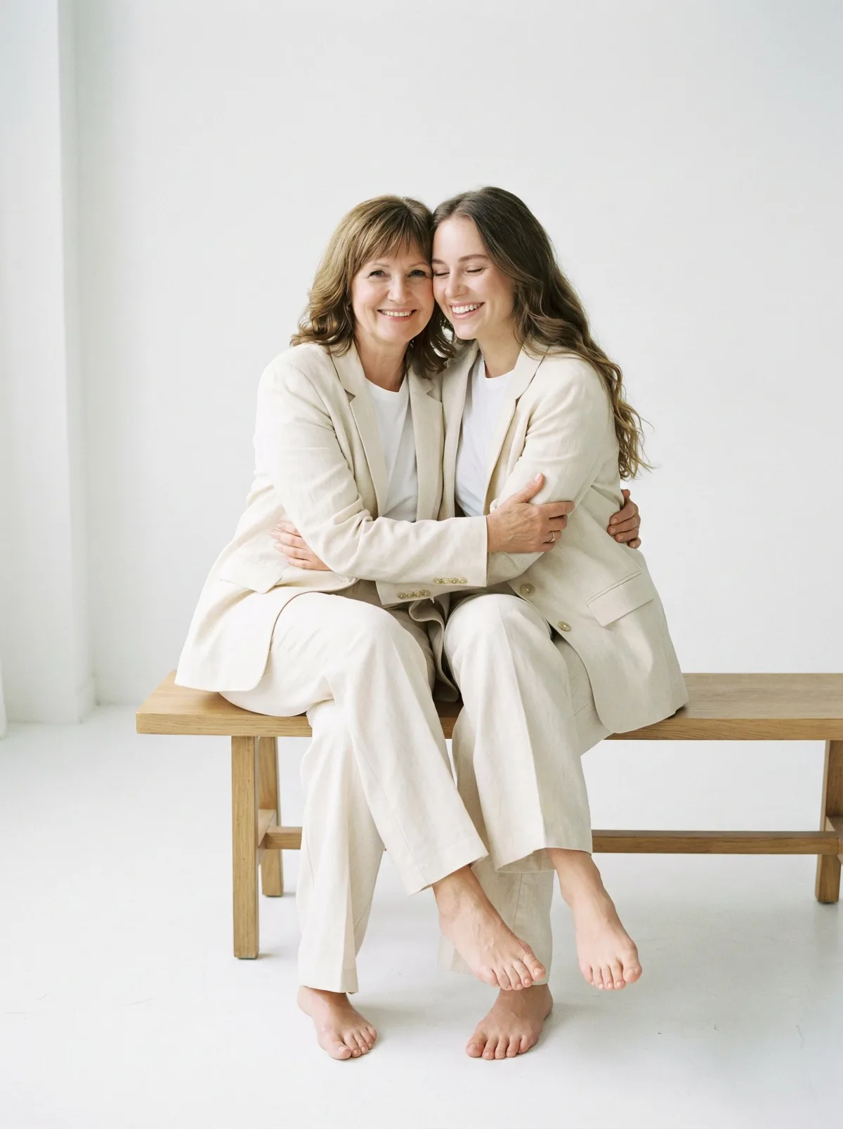 Мама и взрослая дочь в одинаковых образах