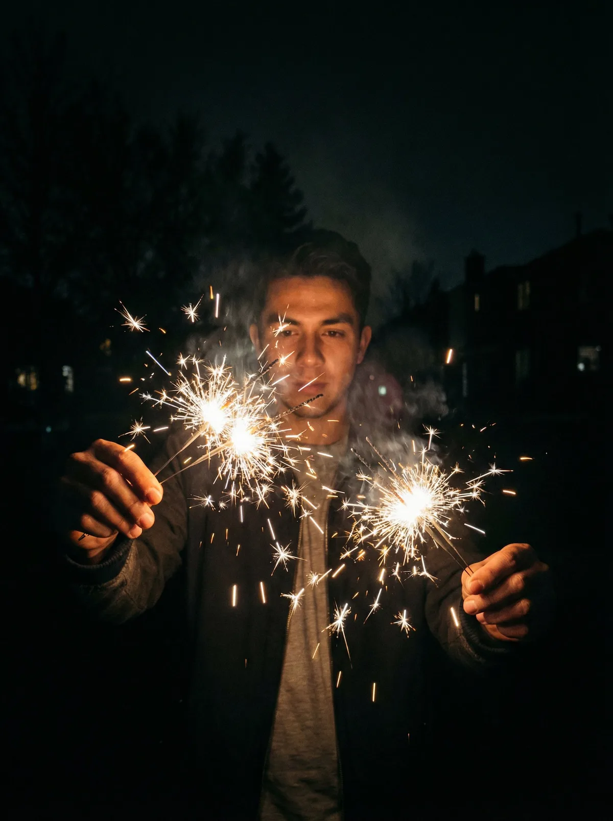 Человек с бенгальскими огнями