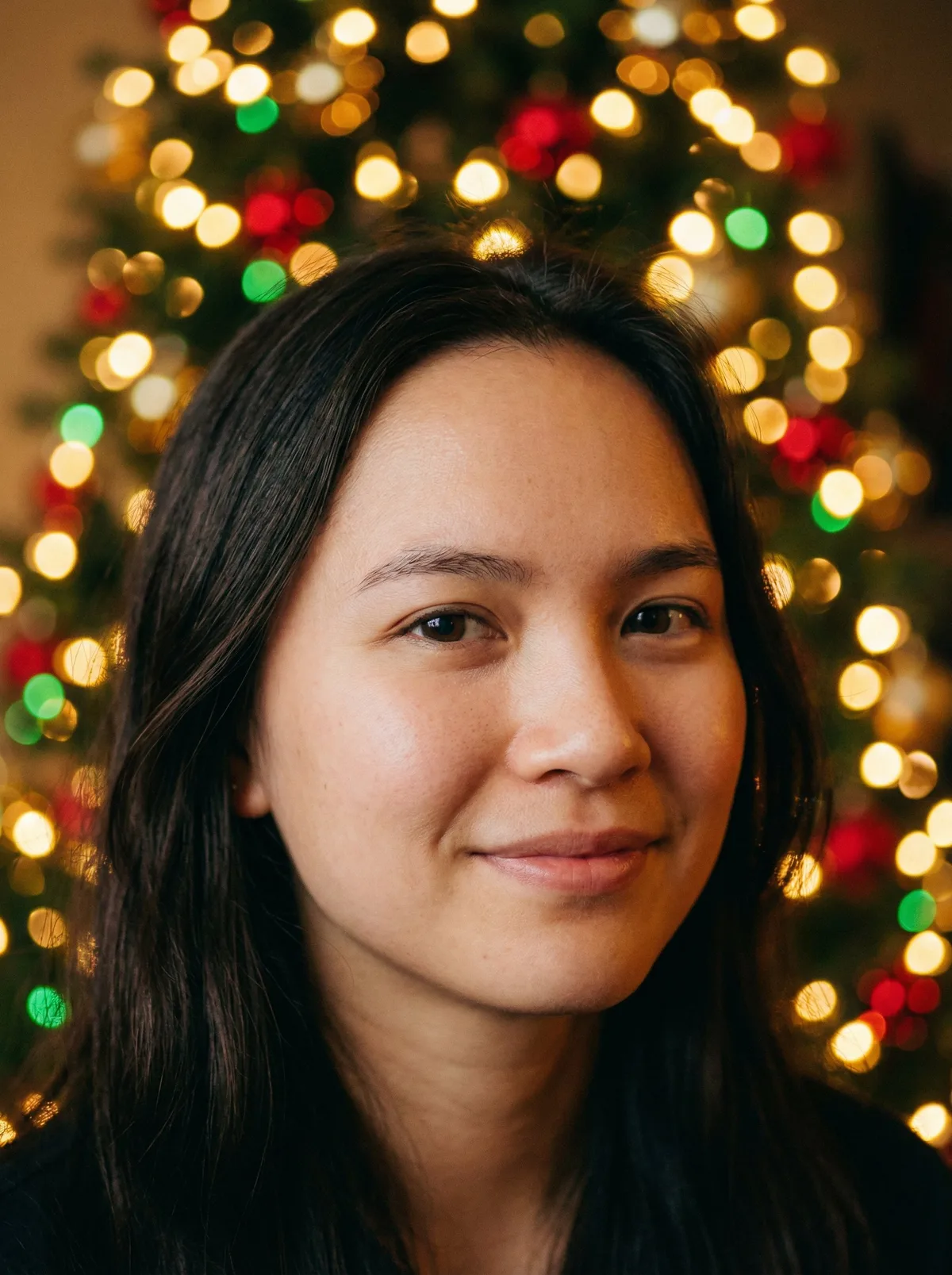 Портрет с новогодними огоньками на фоне (bokeh)