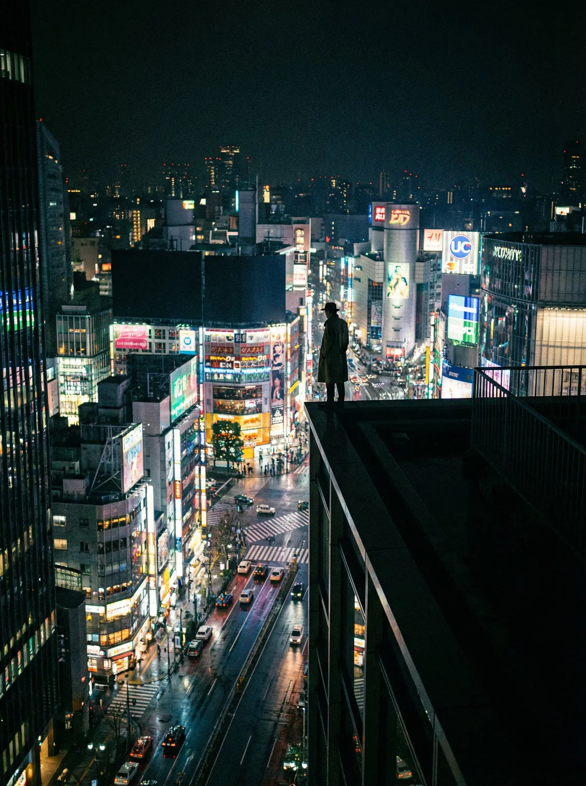 Мужчина на крыше здания