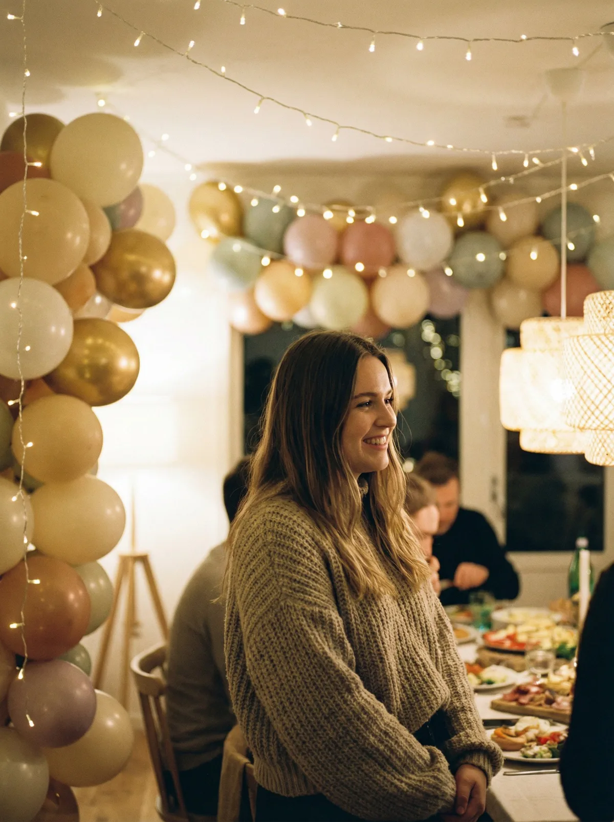 Девушка на фоне гирлянд и шаров