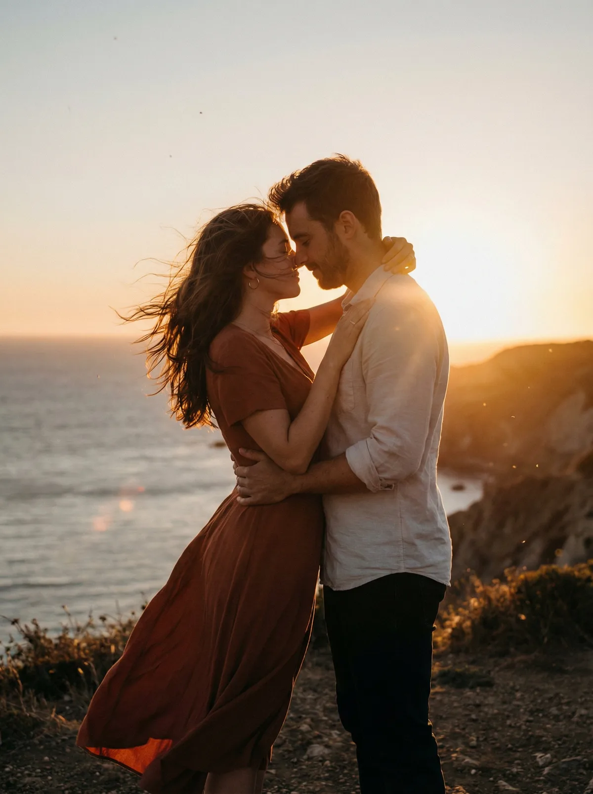 Влюбленная пара обнимается на закате