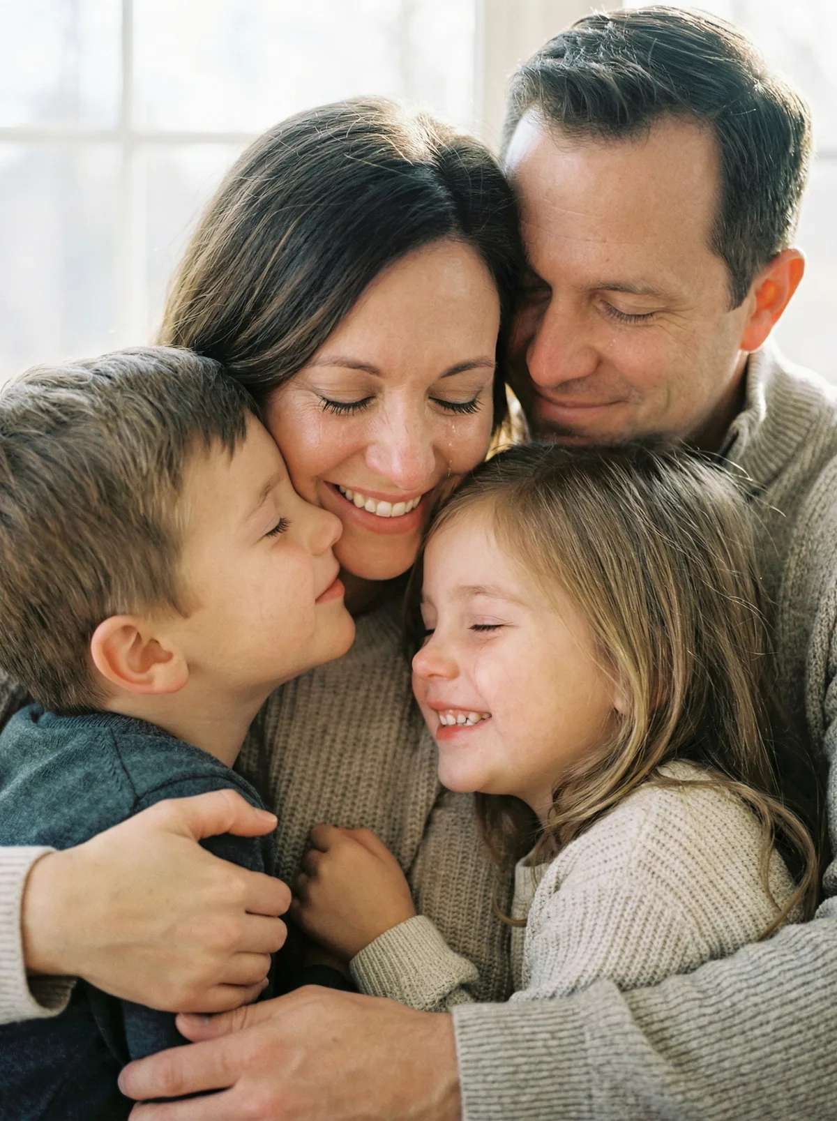 Родители обнимают детей