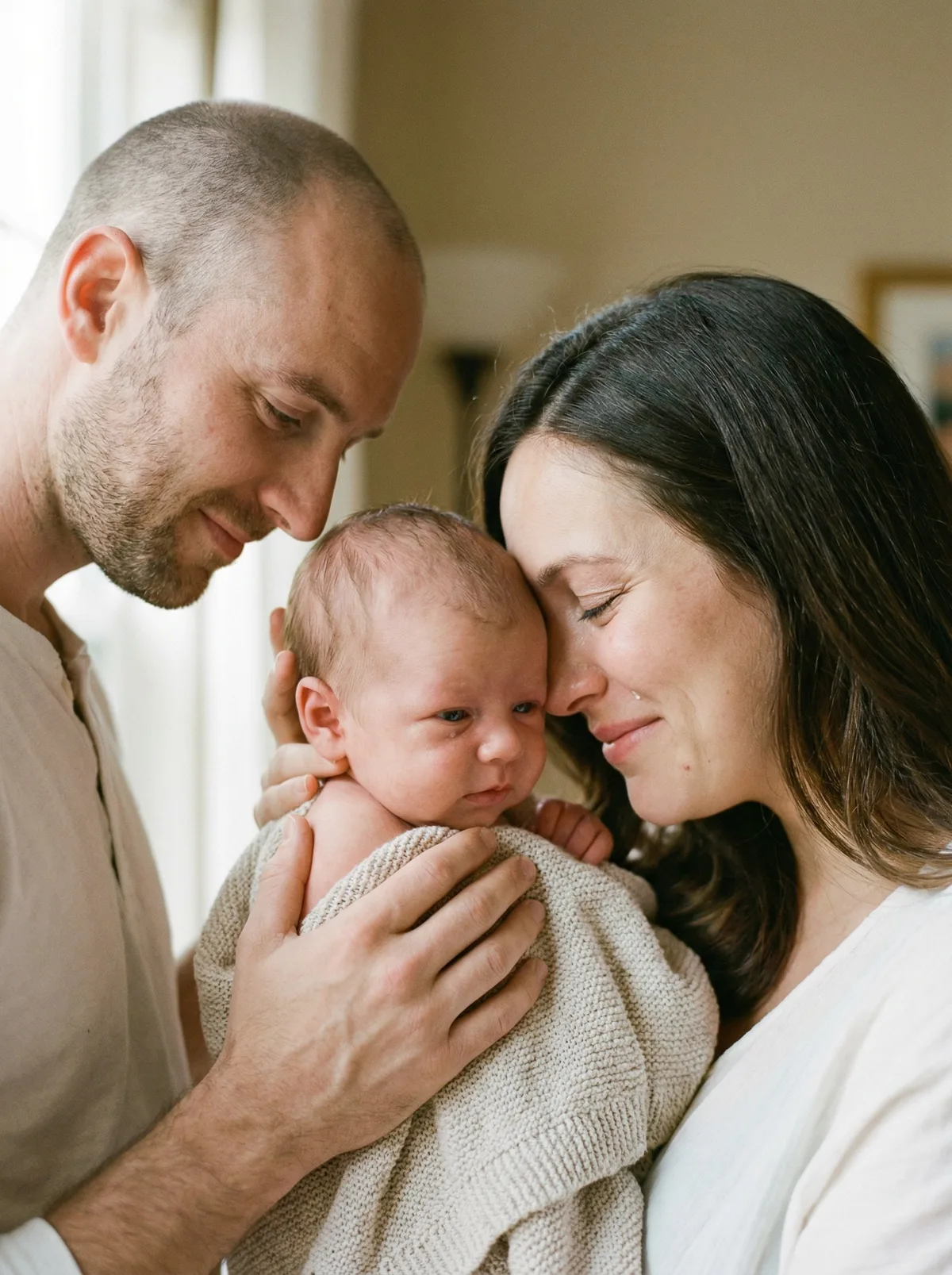 Родители держат ребенка на руках