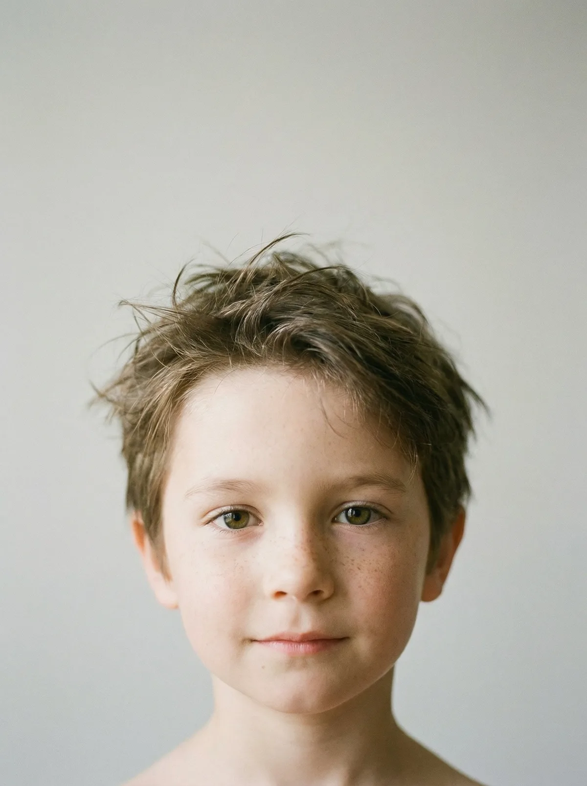 Ребенок в минималистичном портрете